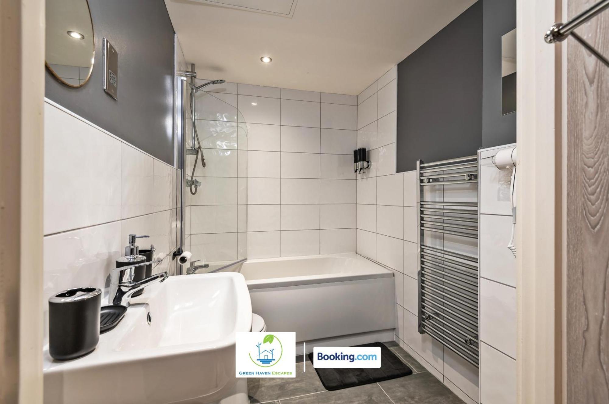 Spacious 1 Bedroom Apartment With 4K Cinema Experience By Green Haven Escapes In Bradford Bradford  Dış mekan fotoğraf
